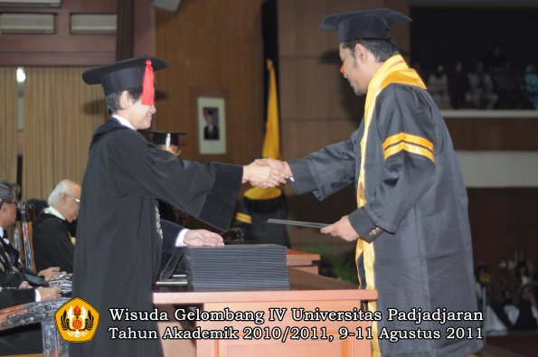 wisuda-fh-oleh-dekan-24