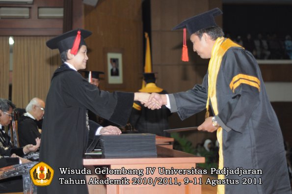 wisuda-fh-oleh-dekan-25