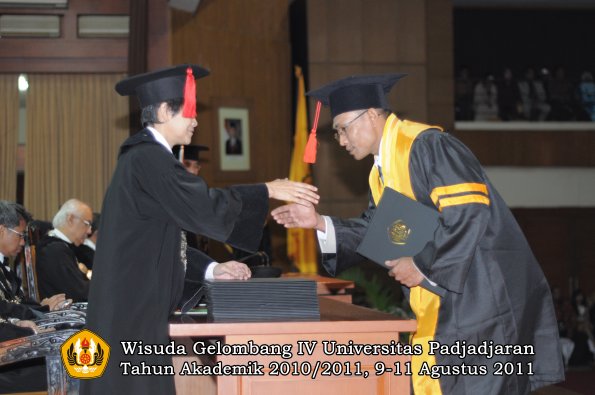 wisuda-fh-oleh-dekan-29