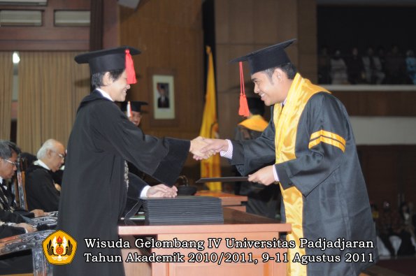 wisuda-fh-oleh-dekan-31