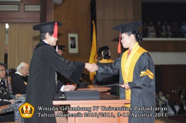 wisuda-fh-oleh-dekan-37