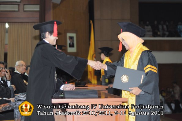 wisuda-fh-oleh-dekan-38