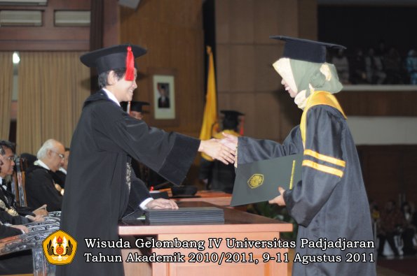 wisuda-fh-oleh-dekan-42