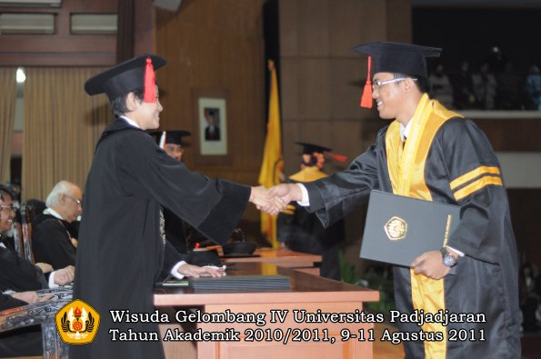 wisuda-fh-oleh-dekan-46