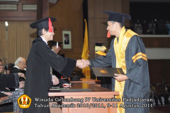 wisuda-fh-oleh-dekan-51