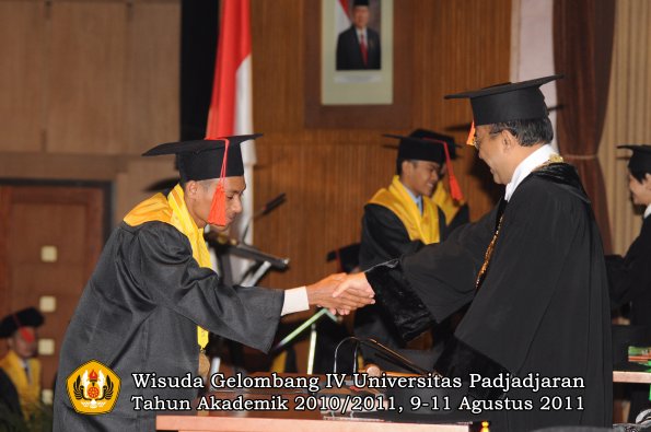 wisuda-fh-oleh-rektor-06