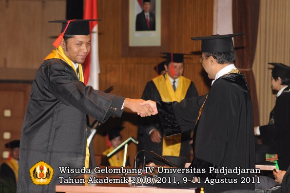 wisuda-fh-oleh-rektor-25