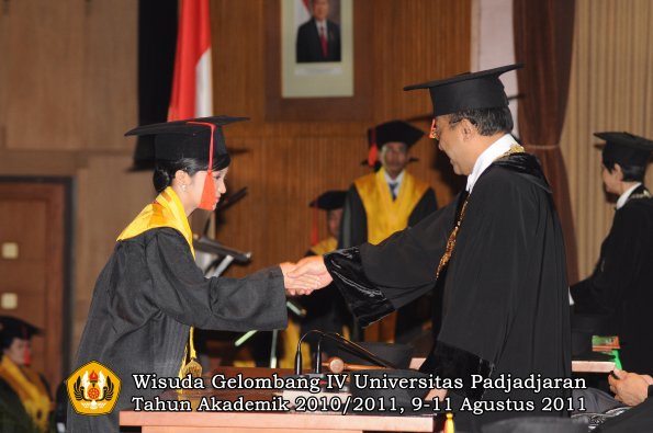 wisuda-fh-oleh-rektor-29