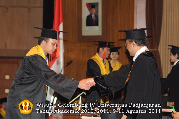 wisuda-fh-oleh-rektor-31