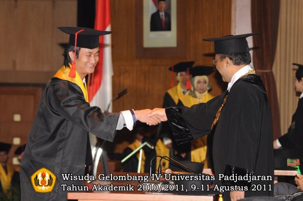 wisuda-fh-oleh-rektor-42