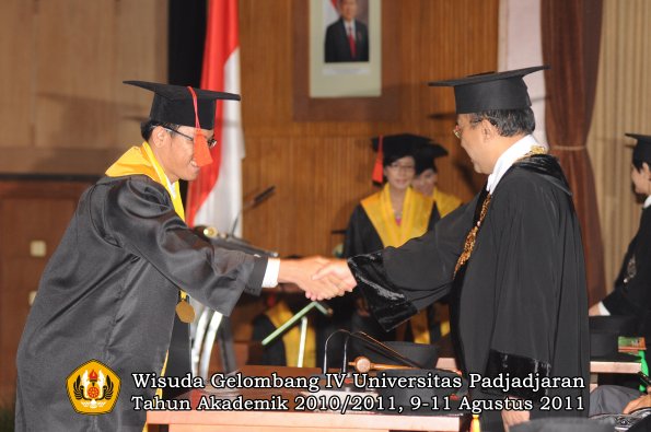 wisuda-fh-oleh-rektor-47