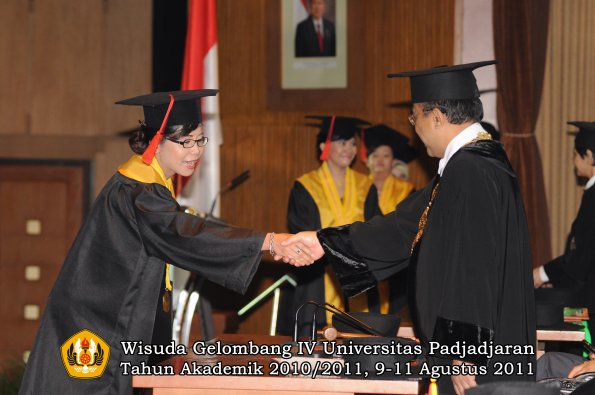 wisuda-fh-oleh-rektor-48