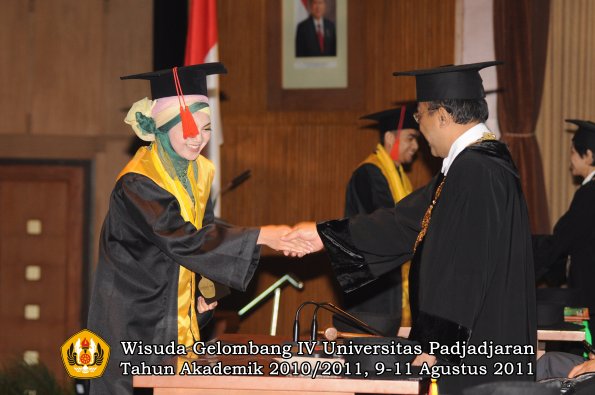 wisuda-fh-oleh-rektor-51