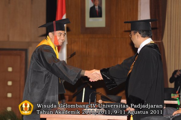 wisuda-fh-oleh-rektor-52