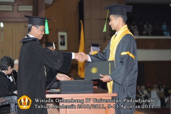 wisuda-fk-oleh-dekan-021