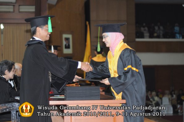 wisuda-fk-oleh-dekan-022