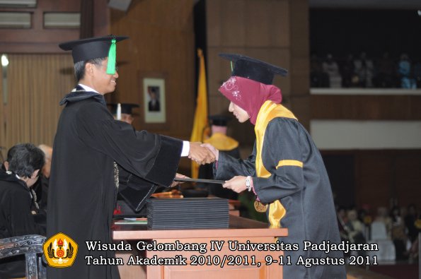 wisuda-fk-oleh-dekan-023