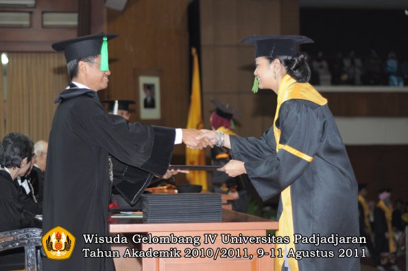 wisuda-fk-oleh-dekan-024