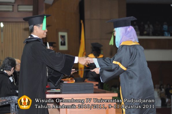 wisuda-fk-oleh-dekan-027