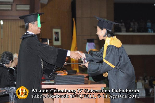 wisuda-fk-oleh-dekan-028