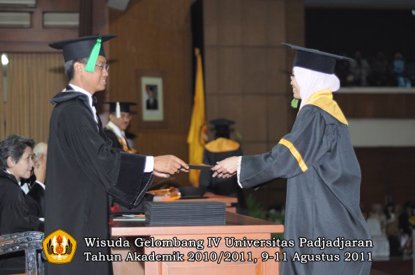 wisuda-fk-oleh-dekan-029