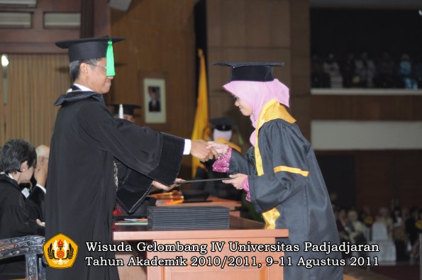 wisuda-fk-oleh-dekan-030