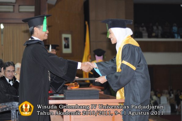 wisuda-fk-oleh-dekan-031