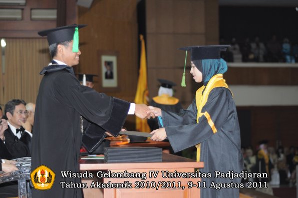 wisuda-fk-oleh-dekan-032