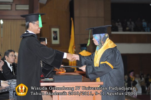 wisuda-fk-oleh-dekan-033