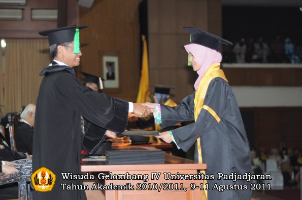 wisuda-fk-oleh-dekan-034