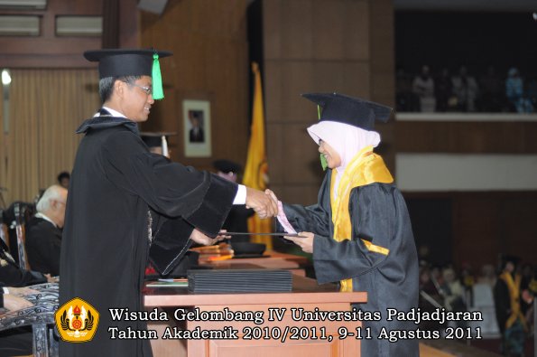 wisuda-fk-oleh-dekan-035