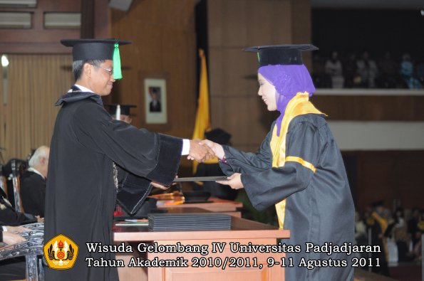 wisuda-fk-oleh-dekan-036