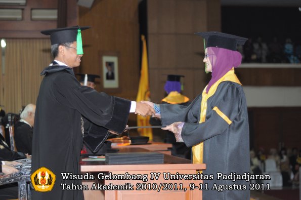 wisuda-fk-oleh-dekan-037