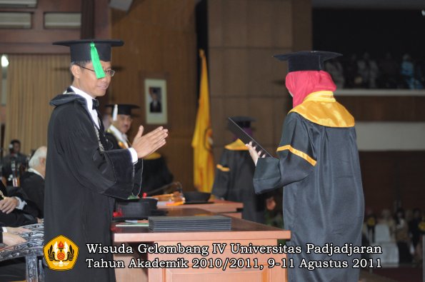 wisuda-fk-oleh-dekan-038