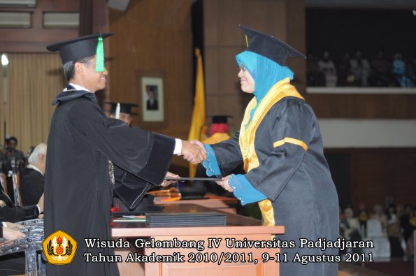 wisuda-fk-oleh-dekan-039