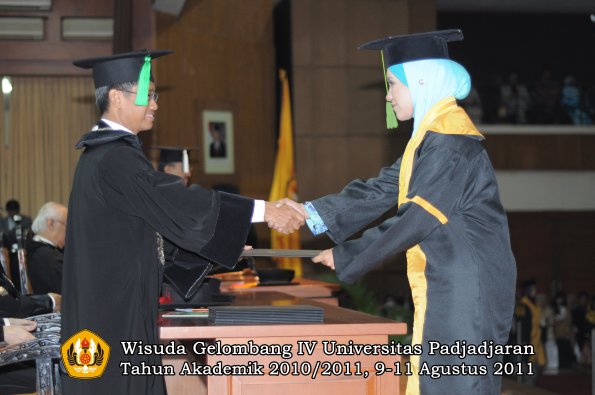 wisuda-fk-oleh-dekan-040