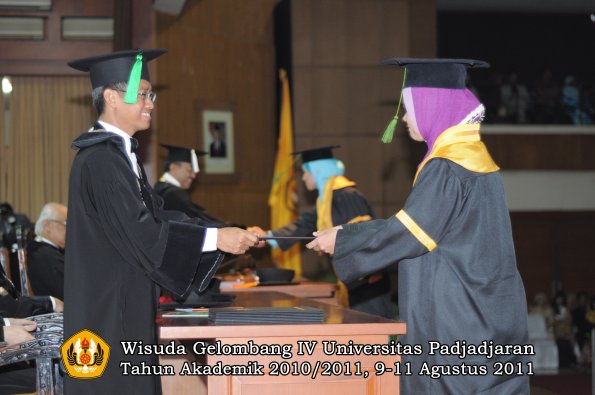 wisuda-fk-oleh-dekan-041