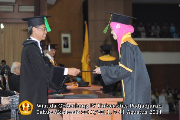 wisuda-fk-oleh-dekan-043