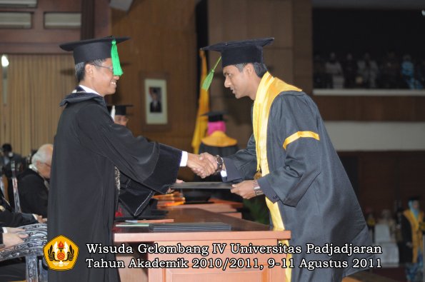 wisuda-fk-oleh-dekan-044