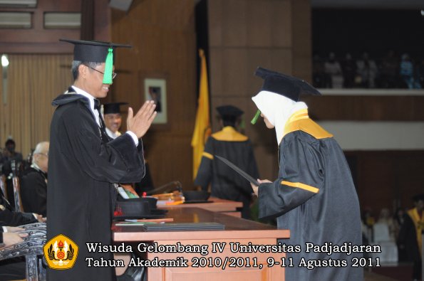 wisuda-fk-oleh-dekan-045