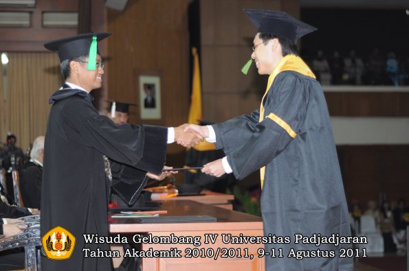 wisuda-fk-oleh-dekan-046