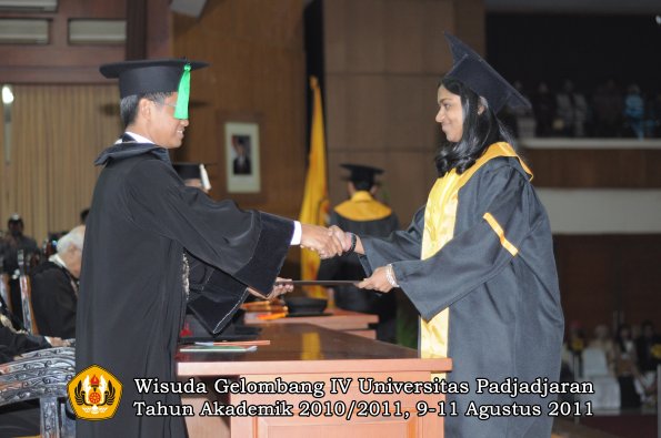 wisuda-fk-oleh-dekan-048