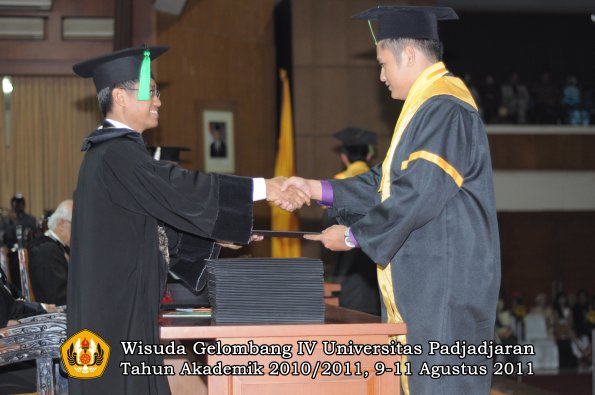 wisuda-fk-oleh-dekan-051