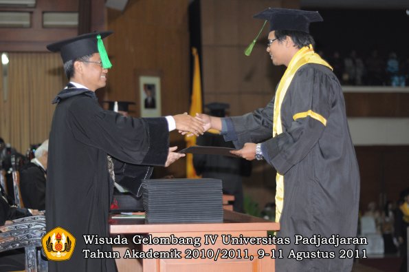 wisuda-fk-oleh-dekan-052