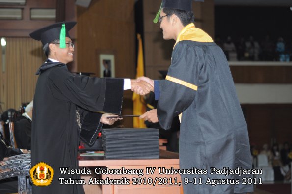 wisuda-fk-oleh-dekan-053