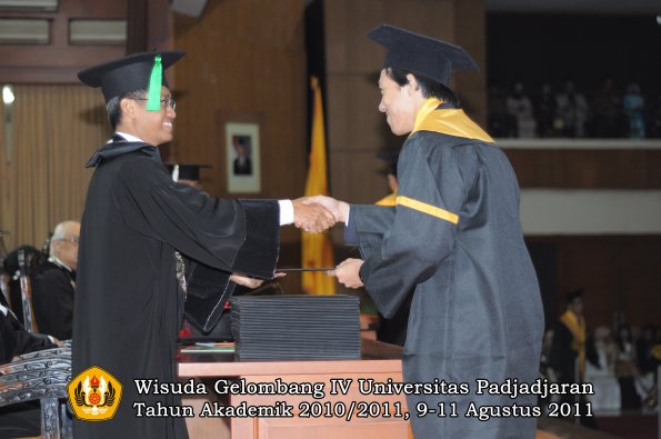 wisuda-fk-oleh-dekan-056