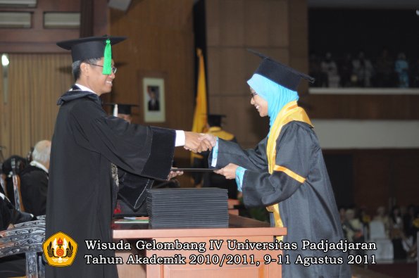 wisuda-fk-oleh-dekan-057