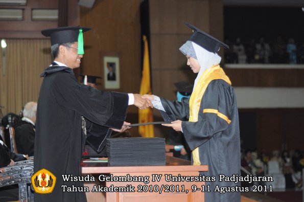 wisuda-fk-oleh-dekan-058