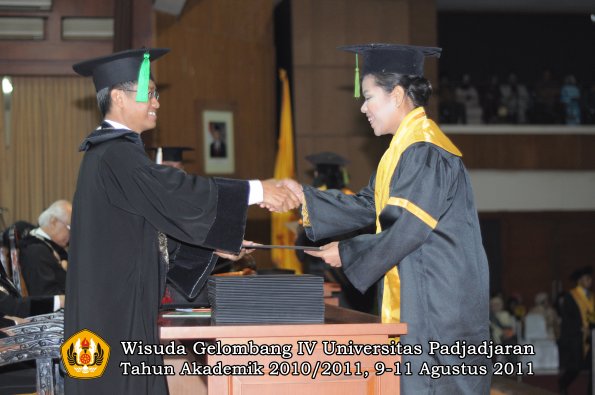 wisuda-fk-oleh-dekan-062