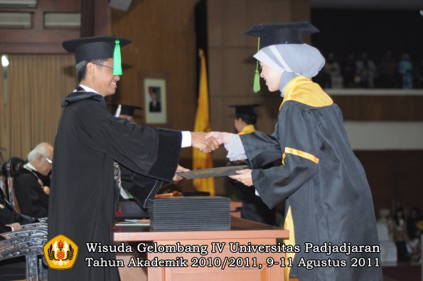 wisuda-fk-oleh-dekan-063